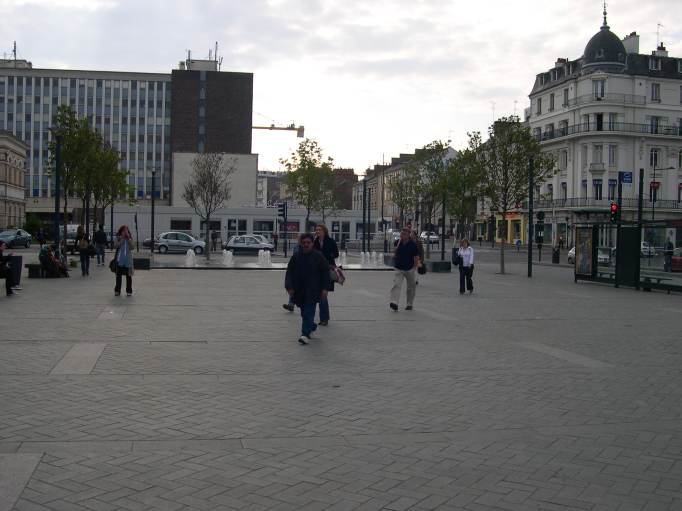  devant la gare (entrée nord)